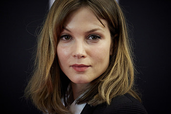 Sylvia Hoeks , Stunning , Ethereal beauty, Captivating portraits HD wallpaper
