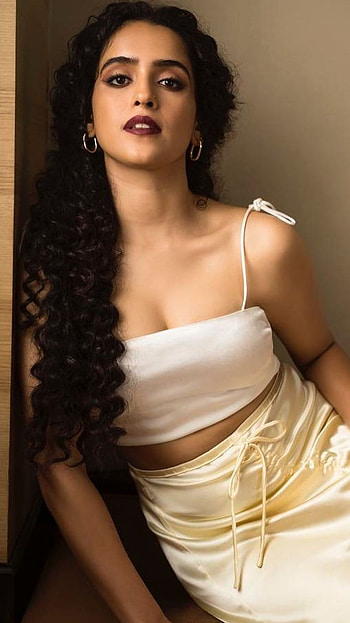 Sanya Malhotra, Bollywood Heroine HD phone wallpaper