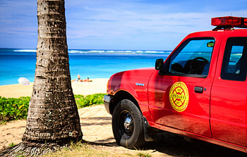 Tunnel Beach Lifeguard Van - Kauai, Hawaii, island, sand, hawaii, tropical, tunnel beach, car, van, islands, ocean, sea, exotic, paradise, kauai, lifeguard, palm tree, polynesian, red, polynesia HD wallpaper