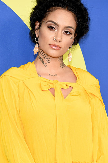 Kehlani, Music artist, Stills daughter, Tender moment HD phone wallpaper