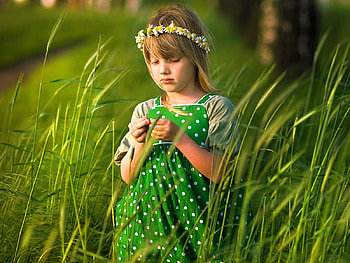 Littlegirl in Grass, beautiful HD wallpaper