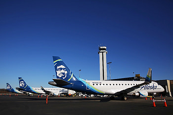 Alaska Airlines, Subscription-based flight passes, Flexible travel options, Membership benefits HD wallpaper