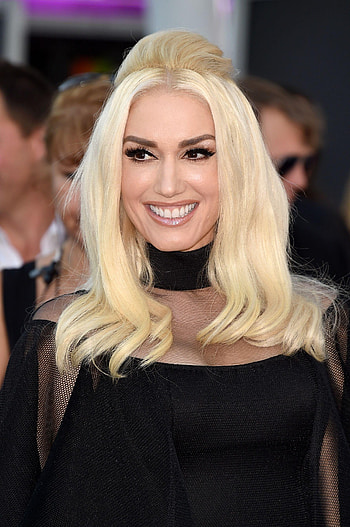 Gwen Stefani, 2018 style, Striking , Fashion icon HD phone wallpaper