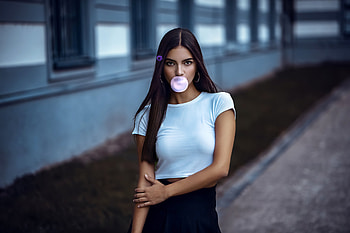 Young Girl Making A Bubble With A Chewing Gum , girls, model HD wallpaper