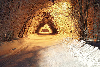The Magic of Winter, glow, que, cold, archway, beautiful, snow, lamplight, trees, wall, warm HD wallpaper