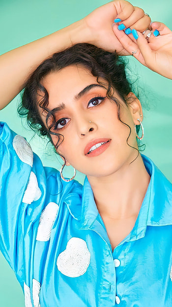 Saniya Malhotra, bollywood actress HD phone wallpaper