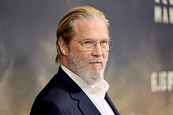 The Old Man, Netflix availability, Jeff Bridges thriller, Streaming options HD wallpaper
