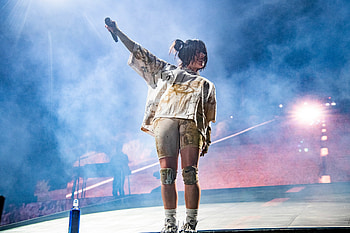 Billie Eilish, Coachella 2022, Crowd apology, Queen Bey comparison HD wallpaper