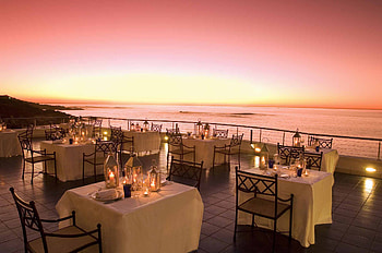 Romantic evening..., design, style, lanterns, colors, peaceful, nice, beach, candles, calm, ocean, sunset, luxury, pretty, romantic, lovely, terrace, harmony, dinner, place, graphy, beauty, delicate, amazing, water, sea, architecture, elegantly, beautiful, romance, drinks, food, restaurant, pink, lights, cool, evening HD wallpaper