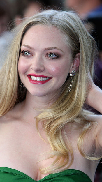 Amanda Seyfried, hollywood actress HD phone wallpaper