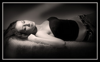 Black & White, white, black, graphy, relaxation, bad, girl, beautiful, relax, beauty, lady, abstract, women HD wallpaper