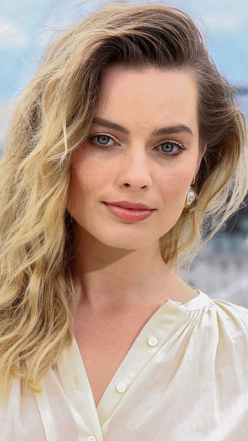 Margot Robbie, Beautiful actress, Style inspiration, Timeless beauty HD phone wallpaper