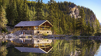 Agnes Lake, Banff NP, Alberta, reflections, house, trees, forest, water, canada HD wallpaper