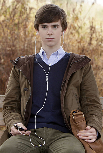 Freddie Highmore, Serial killer, Bates Motel, Norman Bates HD phone wallpaper