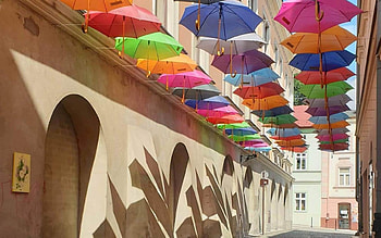Street in Tarnow, Poland, street, umbrellas, Poland, houses HD wallpaper
