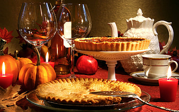 Christmas pie, holidays, graphy, cute, balls, carol, garland, food, xhristmas table, ball, christmas, red, decorations, candles, lovely, evening, new year HD wallpaper