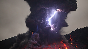 Volcanic Lightning in Kyushu (aka the 'Dirty Thunderstorm') HD wallpaper