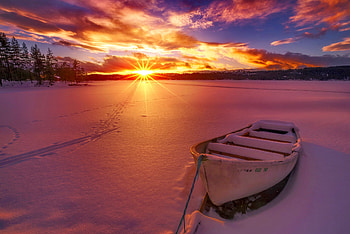 A boat at sunset, frost, abandoned, snow, beautiful, sky, sunset, boat, winter, rays, frozen HD wallpaper