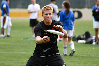 Ultimate frisbee , sport , Dynamic frisbee action, Flying disc frenzy HD wallpaper