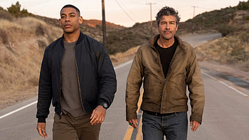 Lantern Walk —, Aaron Pierre, Kyle Chandler HD wallpaper