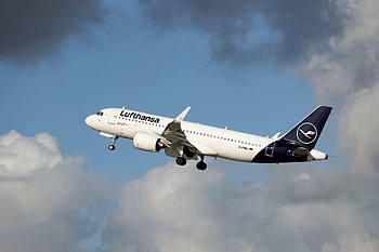Lufthansa, Sales strategy, Business performance, Market analysis HD wallpaper