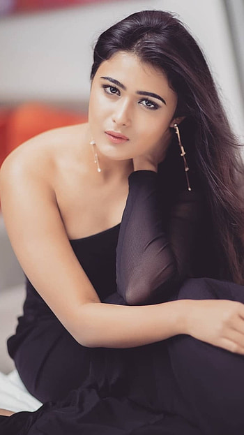 Shalini Pandey, South Actress HD phone wallpaper