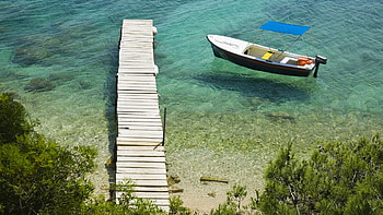 boat at dock on a clear sea, sea, boat, clear, dock, beach HD wallpaper