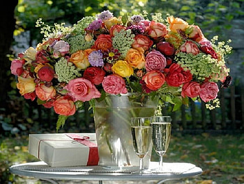 Gorgeous centerpiece, table, wineglass, grand, roses, ribbon, gorgeous, vase, colors, present, still life, rainbow, bucket, flowers, bow, wine, bubbly HD wallpaper