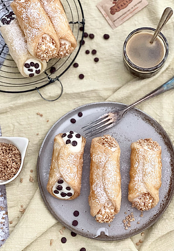 Classic cannoli, Creamy filling, Traditional recipe, Delicious rolls HD phone wallpaper