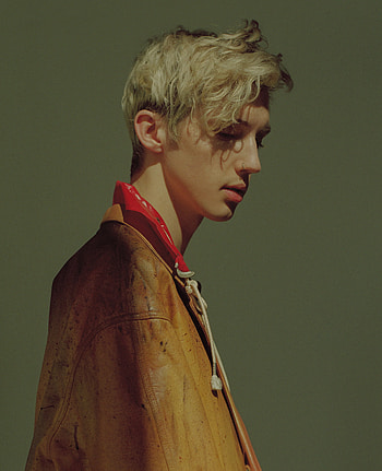 Troye Sivan, Striking hoot, Artistic poses, Captivating gaze HD phone wallpaper