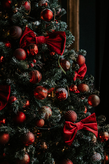 Holidays, New Year, Decorations, Christmas, Christmas Tree, Garland, Balls, Bows, Garlands HD phone wallpaper