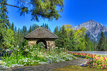 Cascade gardens-Banff National Park, blue, peaks, nice, national park, Banff, greenery, road, path, house, garden, beautiful, grass, fresh, tree, mountain, cabin, summer, cliffs, pretty, nature, sky, flowers, cottage, lovely, cascade HD wallpaper
