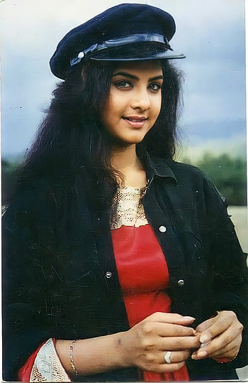 Divya Bharti, lip, street_fashion HD phone wallpaper