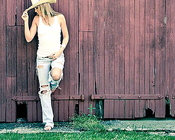 In Thought, style, barns, rodeo, fun, cowgirls, fashion, blondes, girls, women, models, boots, western, hats, female HD wallpaper