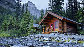 Shoreline cabin on the banks of Lake O'Hara Lodge, Yoho National Park, British Columbia, trees, sky, mountains, canada, cabin, stones HD wallpaper