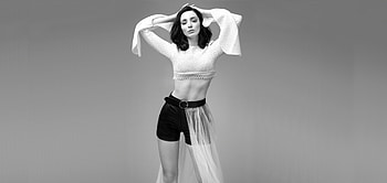 Emma Dumont, monchrome HD wallpaper