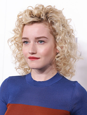 Julia Garner, Celebrity status, Red carpet appearances, Hollywood recognition HD phone wallpaper