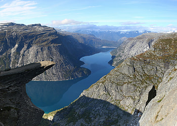 Selfie pilgr, Hiking to Trolltunga, Mecca for adventurers, Hakka Xav's journey HD wallpaper
