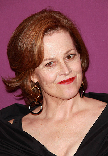 Sigourney Weaver, Fanpop favorite, Glamorous , Iconic celebrity HD phone wallpaper