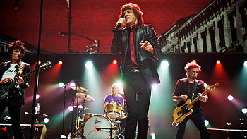 Mick Jagger, Rolling Stones concert, Live performance, Captivating atmosphere HD wallpaper