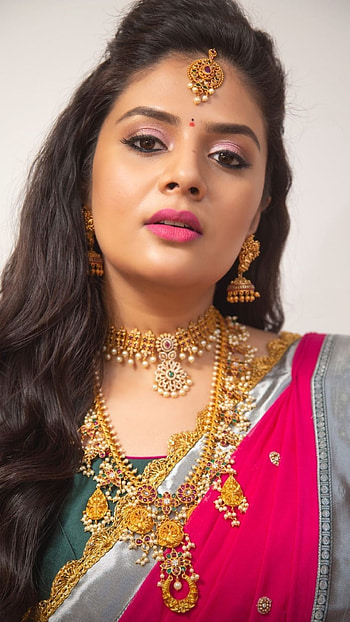 Sreemukhi, saree seductive, telugu actress HD phone wallpaper