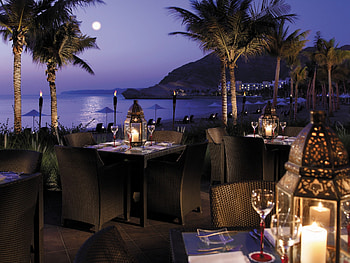 Candlelight Beach Dining, island, night, sand, dine, lamp, dusk, beach, candlelight, moonlight, moon, eat, candles, islands, ocean, palm trees, sunset, table, sea, luxury, hotel, food, dark, restaurant, dining, view, resort, evening, polynesia HD wallpaper