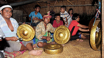 Christmas gongs, Ancestral music, Catholic church, Sumba aural archipelago HD wallpaper