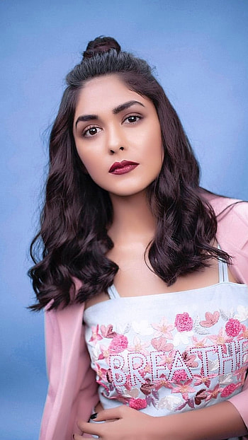 Mrunal Thakur, Bollywood Actress HD phone wallpaper