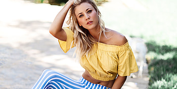 Hot, yellow top, Kaley Cuoco HD wallpaper
