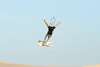 Hooked-in kiteboarding tricks, Riding with style and control, Advanced maneuvers, Kiteboarding mastery HD wallpaper