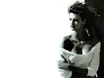 Linda Evangelista - sensual, linda evangelista, graphy, supermodel, long hair, beauty, famous, celebrity, 90s, young, black and white, lips, sensual, sexy, white, brunette, eyes, bw, beautiful, woman, fashion, pretty, face HD wallpaper