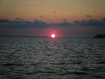 Sinking sun, clouds, sun, ocean, sunset HD wallpaper