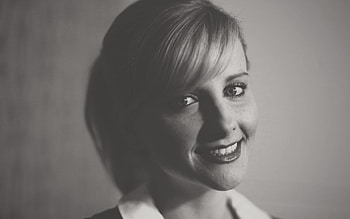 Melissa Rauch, Monochrome smiling, Blonde actress HD wallpaper