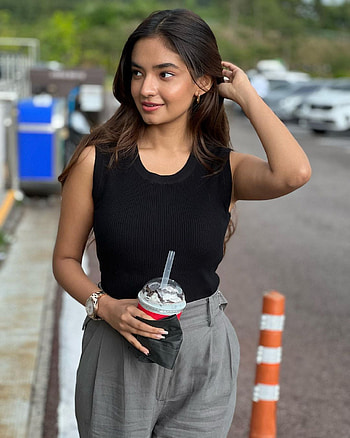 Anushka Sen, Cute, AnushkaSen, Beauitful, Girl HD phone wallpaper
